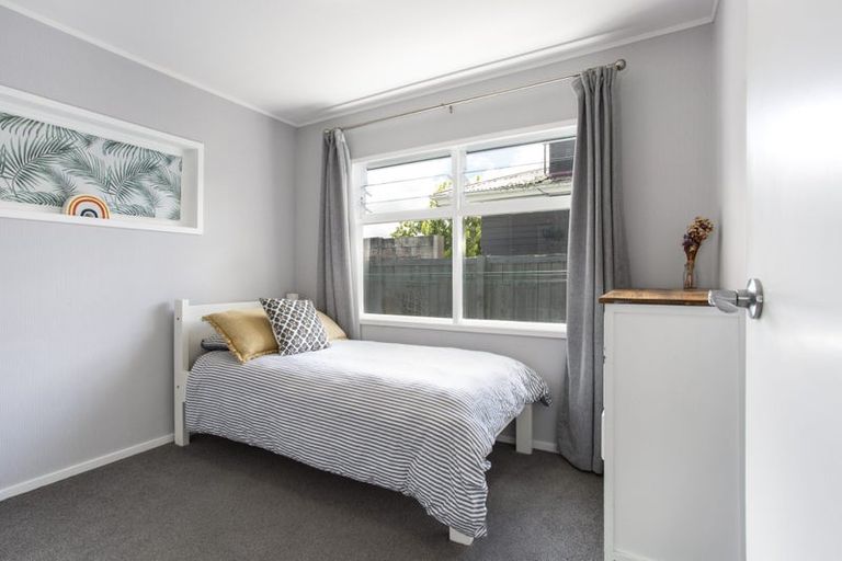 Photo of property in 1/1 Tawa Road, Te Atatu Peninsula, Auckland, 0610