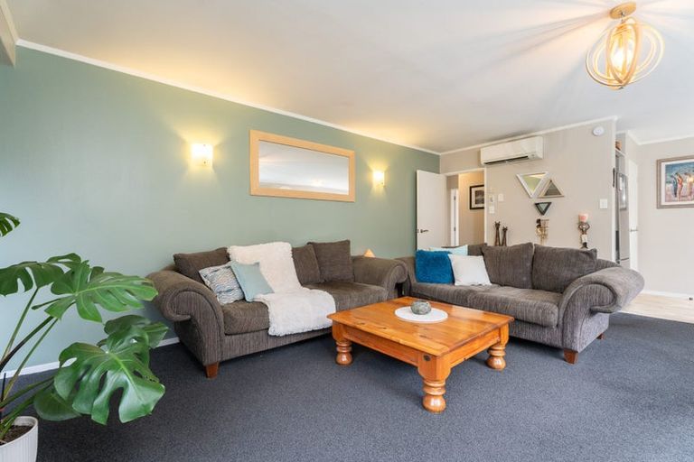 Photo of property in 2 Makatote Grove, Churton Park, Wellington, 6037