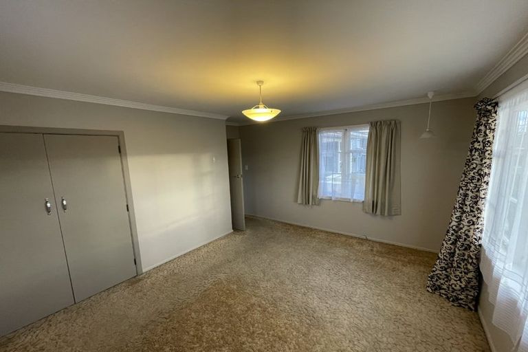 Photo of property in 35 Pokohiwi Road, Normandale, Lower Hutt, 5010