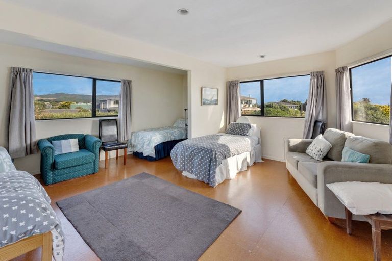 Photo of property in 17 Oratia Street, Waikanae Beach, Waikanae, 5036