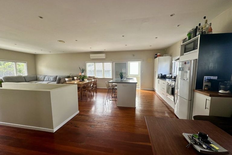 Photo of property in 2/26 Dallinghoe Crescent, Milford, Auckland, 0620