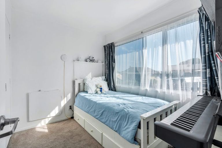 Photo of property in 1/2 Roberts Road, Glenfield, Auckland, 0629