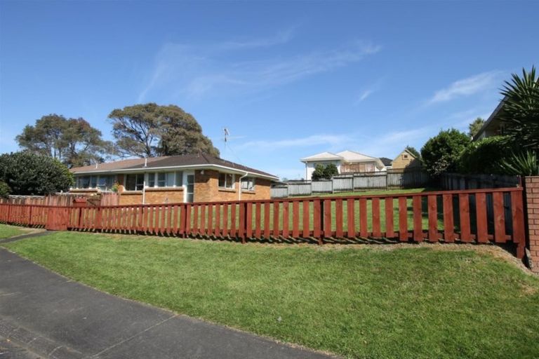Photo of property in 2/22 La Perouse Street, Botany Downs, Auckland, 2010