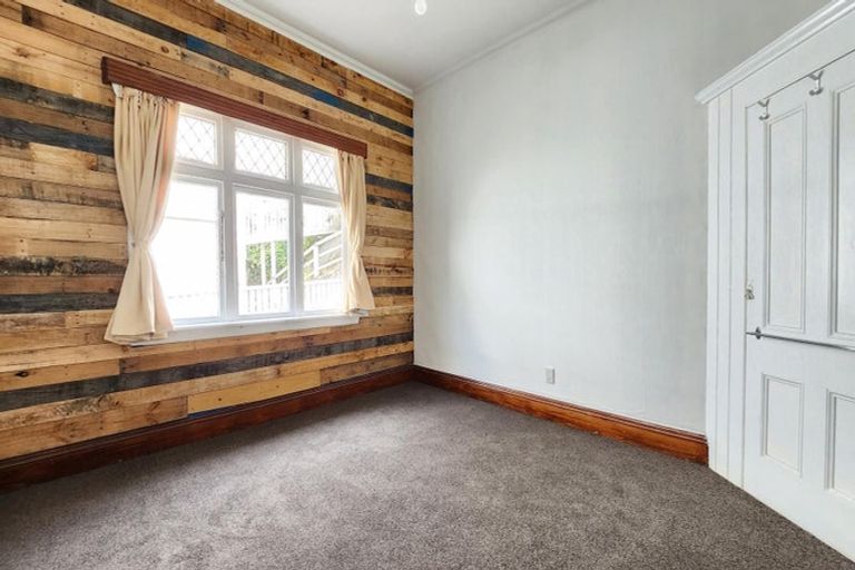 Photo of property in 72 Kelburn Parade, Kelburn, Wellington, 6012