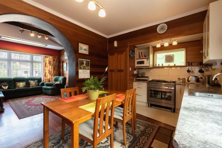 Photo of property in 16 Cave Road, Houghton Bay, Wellington, 6023