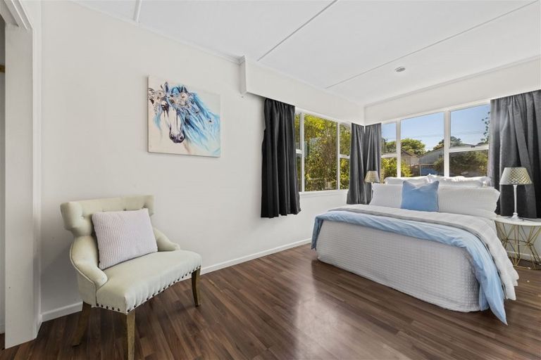 Photo of property in 121 Millbrook Road, Sunnyvale, Auckland, 0612