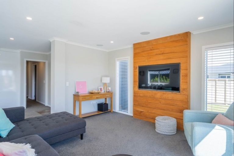 Photo of property in 4 Mahia Lane, Waikanae, 5036