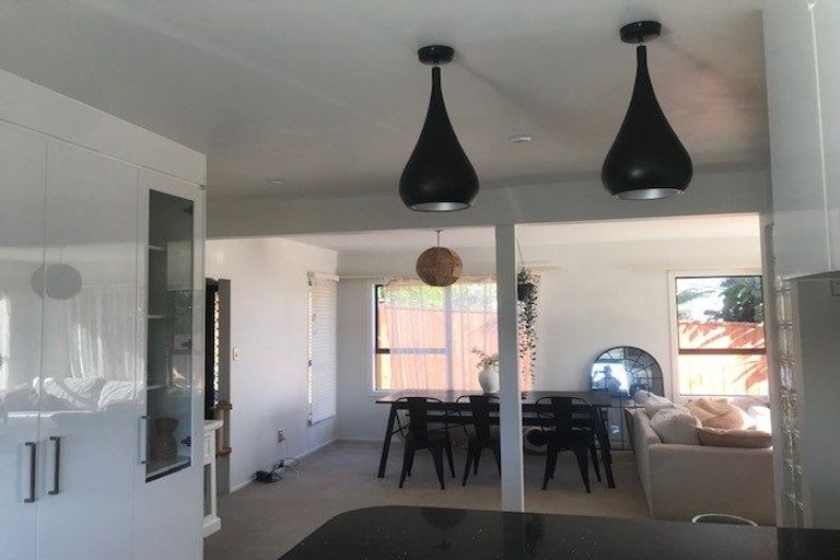 Photo of property in 2/33 Sea Vista Avenue, Beach Haven, Auckland, 0626
