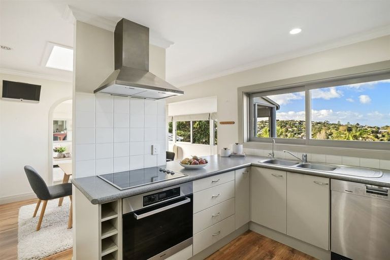 Photo of property in 10 Robin Lane, Browns Bay, Auckland, 0630