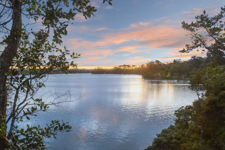 Photo of property in 15a Chatham Avenue, Paremoremo, Auckland, 0632