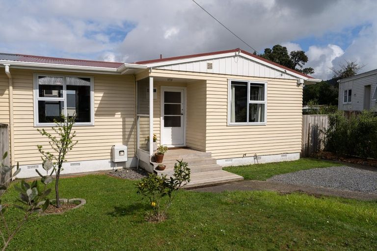 Photo of property in 32 Davidson Crescent, Tawa, Wellington, 5028