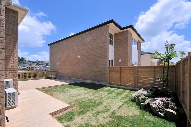 Photo of property in 16 Sohlue Place, Oteha, Auckland, 0632