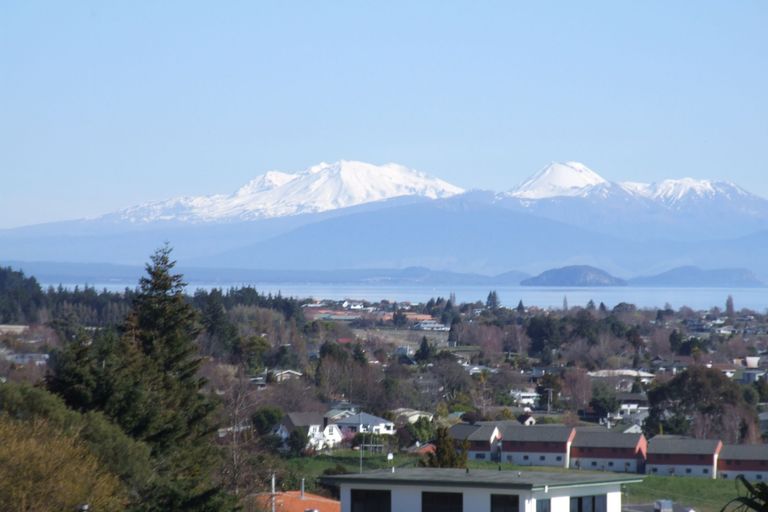 Photo of property in 2/72 Harvey Street, Waipahihi, Taupo, 3330