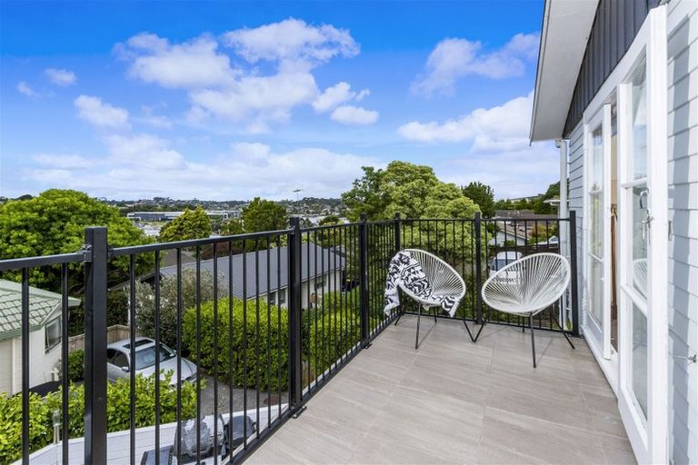 Photo of property in 2/253 Wairau Road, Totara Vale, Auckland, 0627