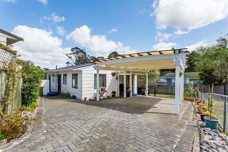 Photo of property in 2/134 Spinella Drive, Bayview, Auckland, 0629