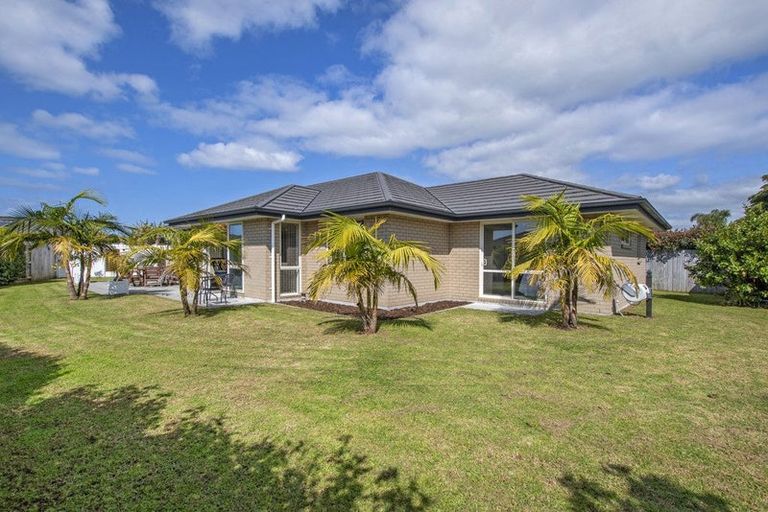 Photo of property in 14 Roto View, One Tree Point, 0118