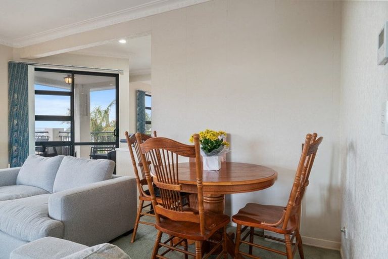 Photo of property in 56 Ribbonwood Crescent, Goodwood Heights, Auckland, 2105