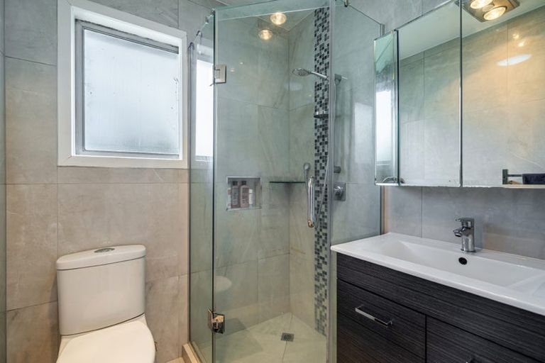 Photo of property in 52 Ayton Drive, Totara Vale, Auckland, 0629