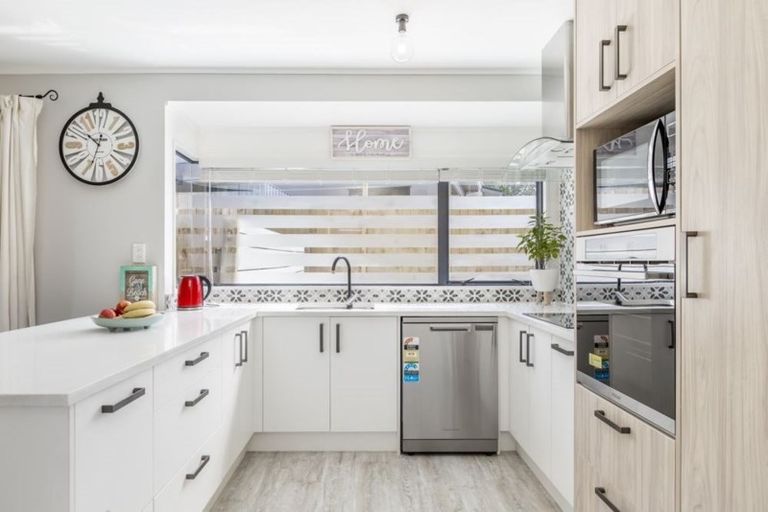 Photo of property in 17a John Road, Stanmore Bay, Whangaparaoa, 0932