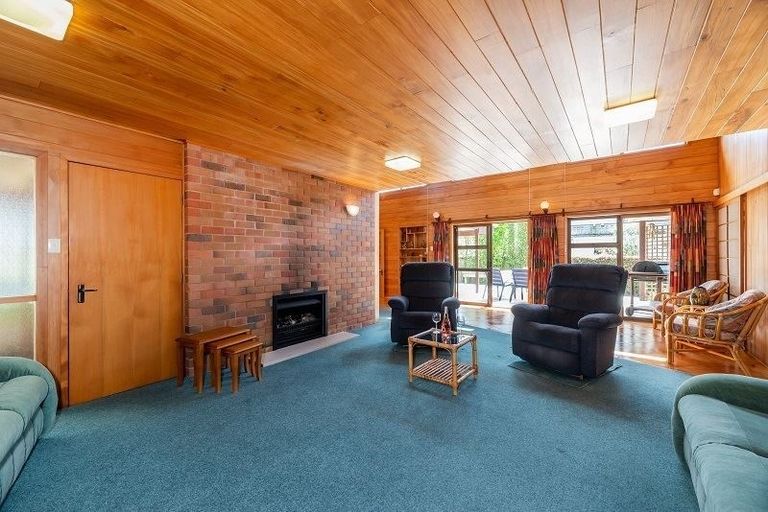 Photo of property in 8 Harrybrook Road, Green Bay, Auckland, 0604