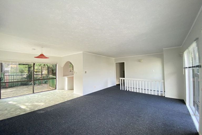 Photo of property in 28 Barker Rise, Northcross, Auckland, 0632