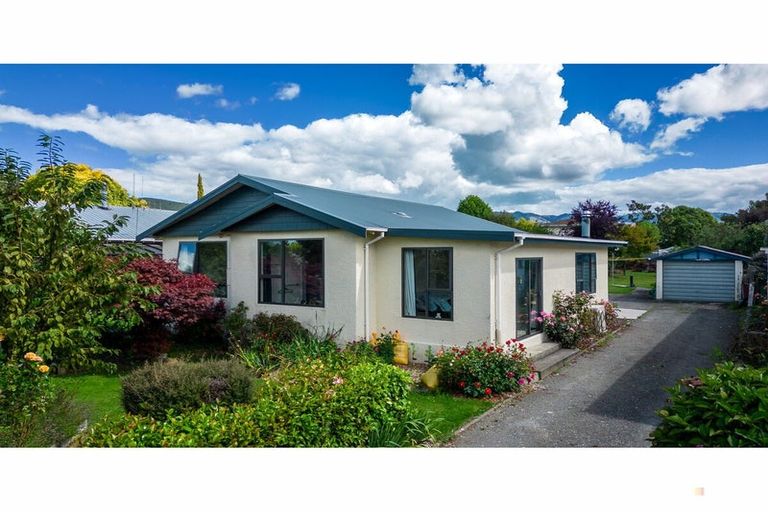 Photo of property in 70 Rhodes Street, Waimate, 7924