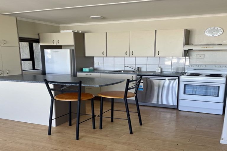 Photo of property in 4/2 Oriental Terrace, Mount Victoria, Wellington, 6011