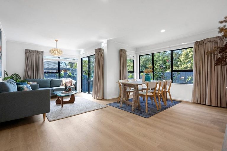 Photo of property in 9 Wyatt Place, Glendene, Auckland, 0602