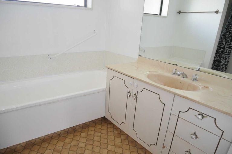 Photo of property in 2/181 Wairakei Road, Bryndwr, Christchurch, 8053