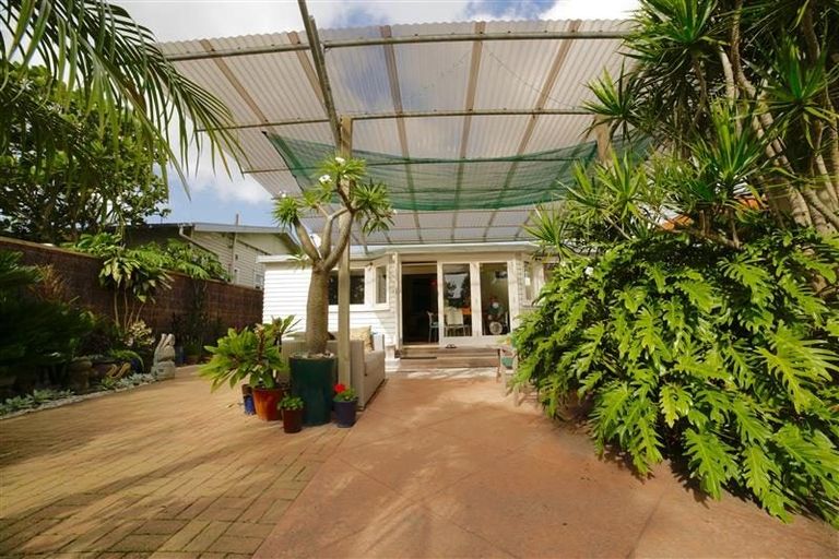 Photo of property in 42 Tui Street, Point Chevalier, Auckland, 1022