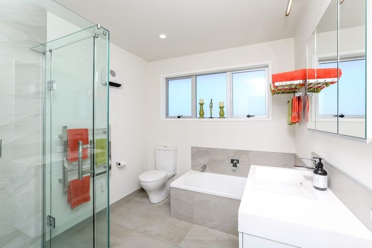 Photo of property in 1 Cabot Place, Frankleigh Park, New Plymouth, 4310