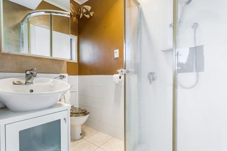 Photo of property in 33 Tiroroa Avenue, Te Atatu South, Auckland, 0610