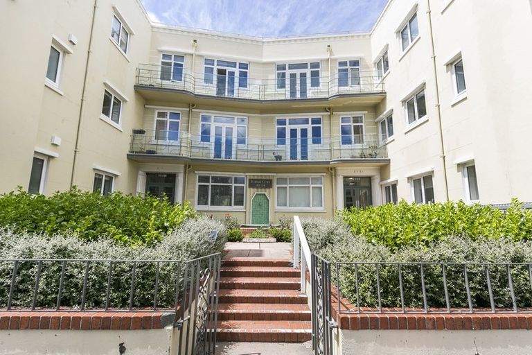 Photo of property in Fountain Court, 2/48d Oriental Parade, Oriental Bay, Wellington, 6011