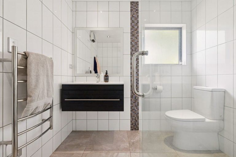 Photo of property in 18 Crabb Fields Lane, Riverhead, 0820