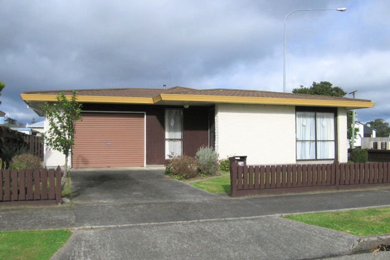 Photo of property in 2a Droylsden Place, Palmerston North, 4410