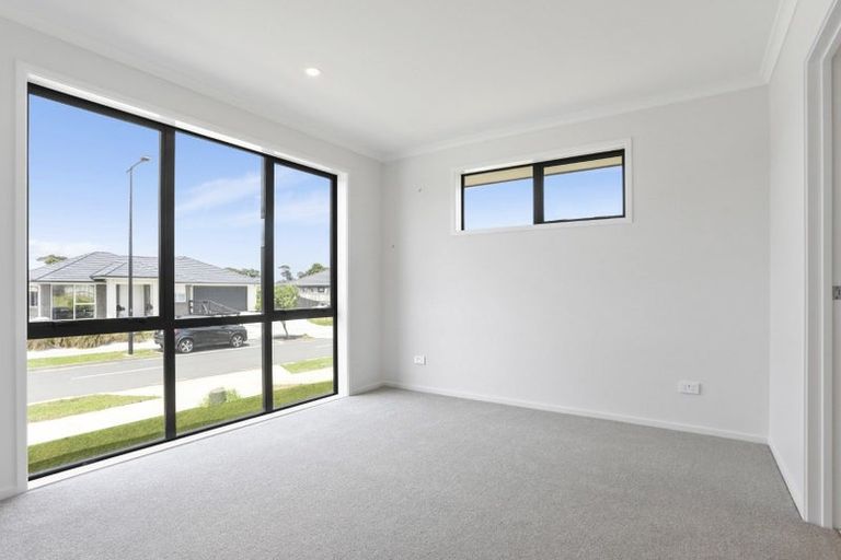 Photo of property in 4 Tahuna Minhinnick Drive, Glenbrook, 2681