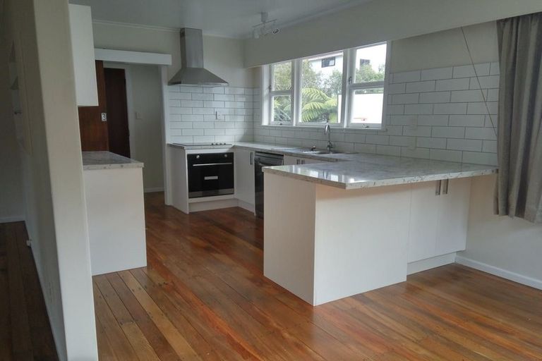 Photo of property in 17 Thurleigh Grove, Karori, Wellington, 6012