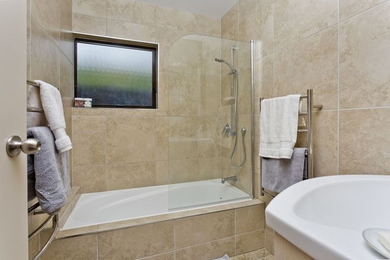 Photo of property in 2/41 Browns Bay Road, Browns Bay, Auckland, 0630