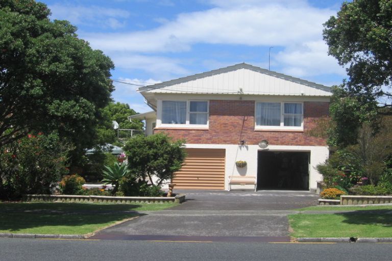 Photo of property in 4 Raleigh Road, Northcote, Auckland, 0627