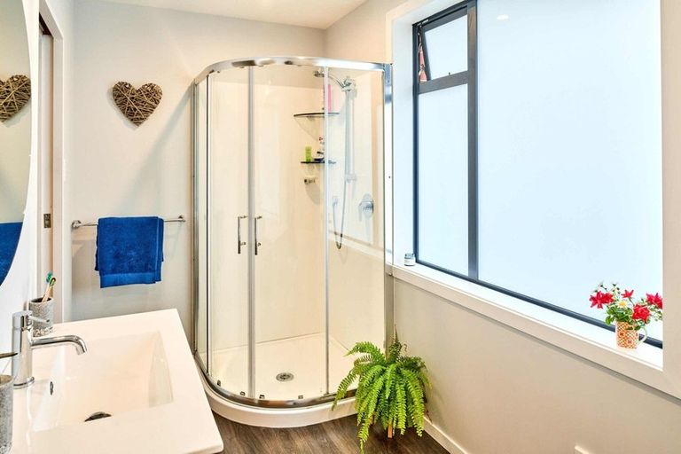 Photo of property in 15 Tirowhanga Road, Paremata, Porirua, 5024