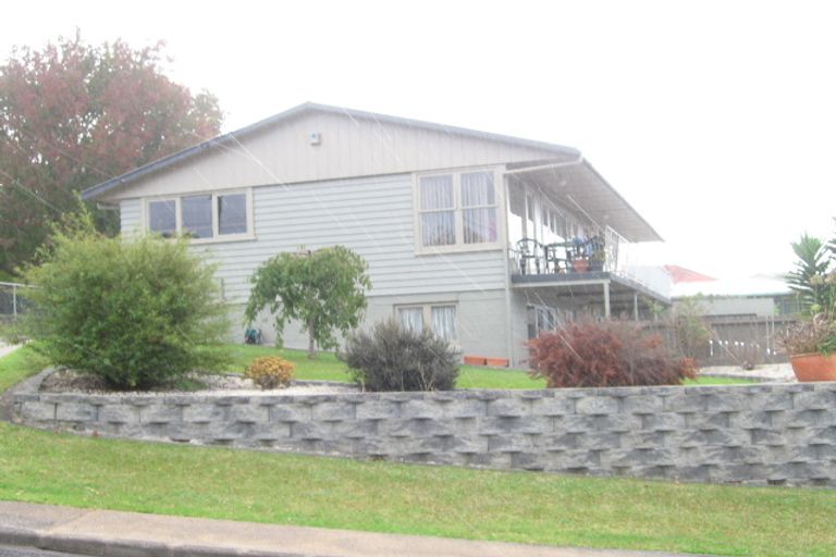 Photo of property in 3 Fairlea Road, Te Atatu South, Auckland, 0610