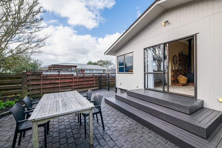 Photo of property in 3 Foyle Place, Glendene, Auckland, 0602