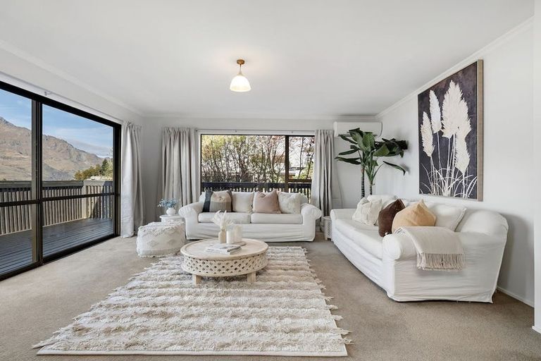 Photo of property in 44 Wynyard Crescent, Fernhill, Queenstown, 9300