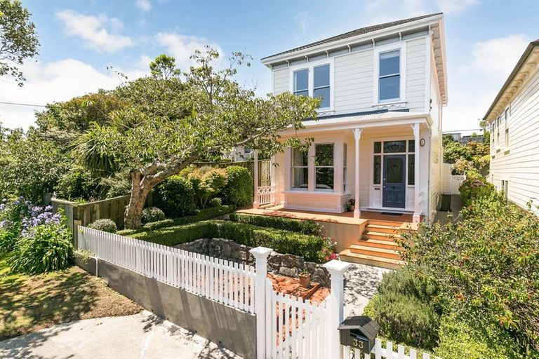 Photo of property in 33 Grove Road, Kelburn, Wellington, 6012