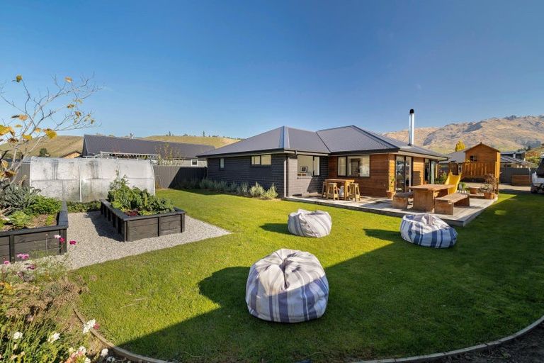 Photo of property in 32 Stratford Drive, Mount Pisa, Cromwell, 9383