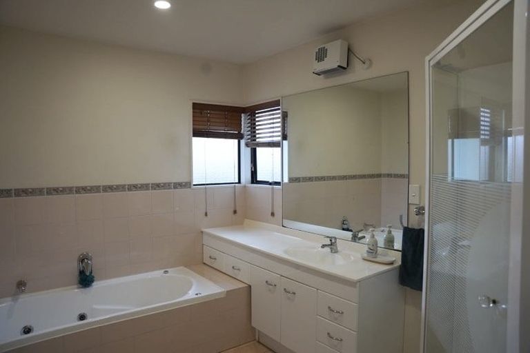 Photo of property in 31 Lanyon Place, Whitby, Porirua, 5024