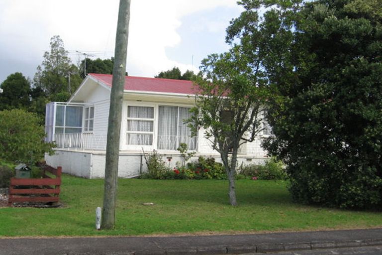 Photo of property in 25 Renata Crescent, Te Atatu Peninsula, Auckland, 0610