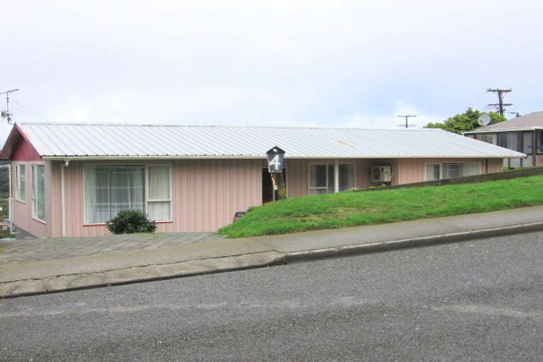 Photo of property in 4 Fitzpatrick Street, Newlands, Wellington, 6037