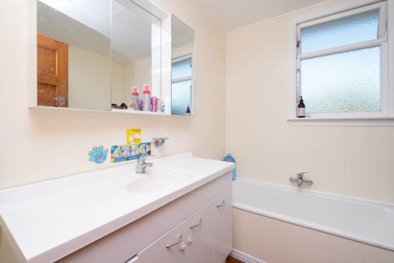 Photo of property in 2 Collins Street, Hawera, 4610