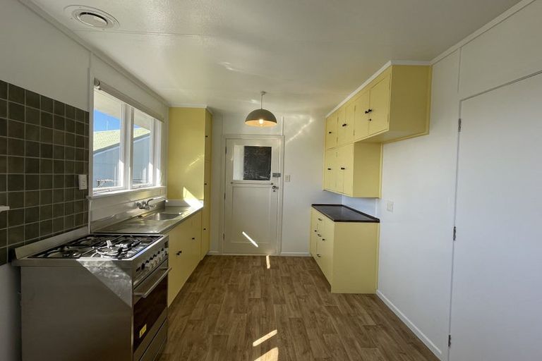 Photo of property in 8 Kelvin Place, Westown, New Plymouth, 4310